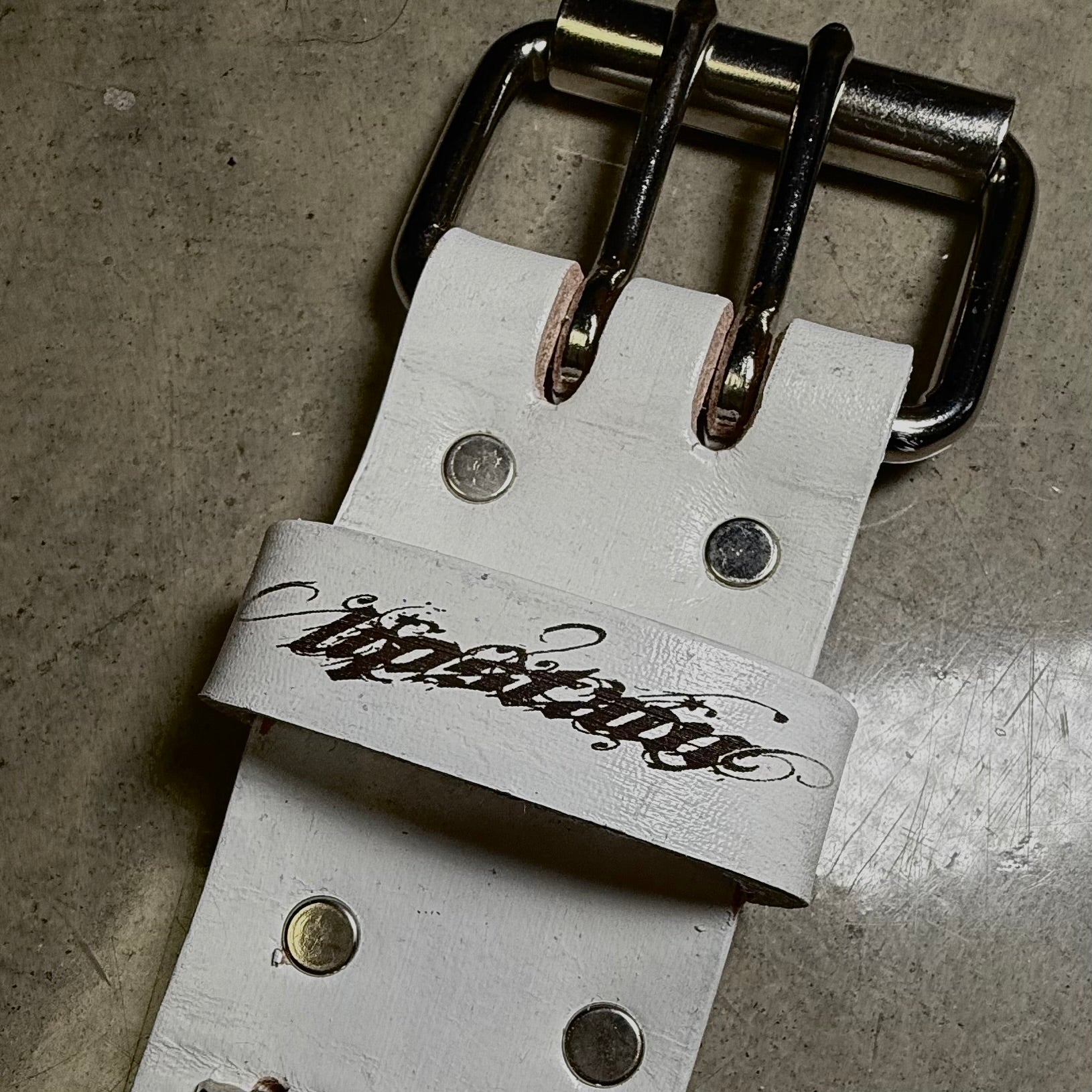 WHITE CHROME LIPSTAIN BELT