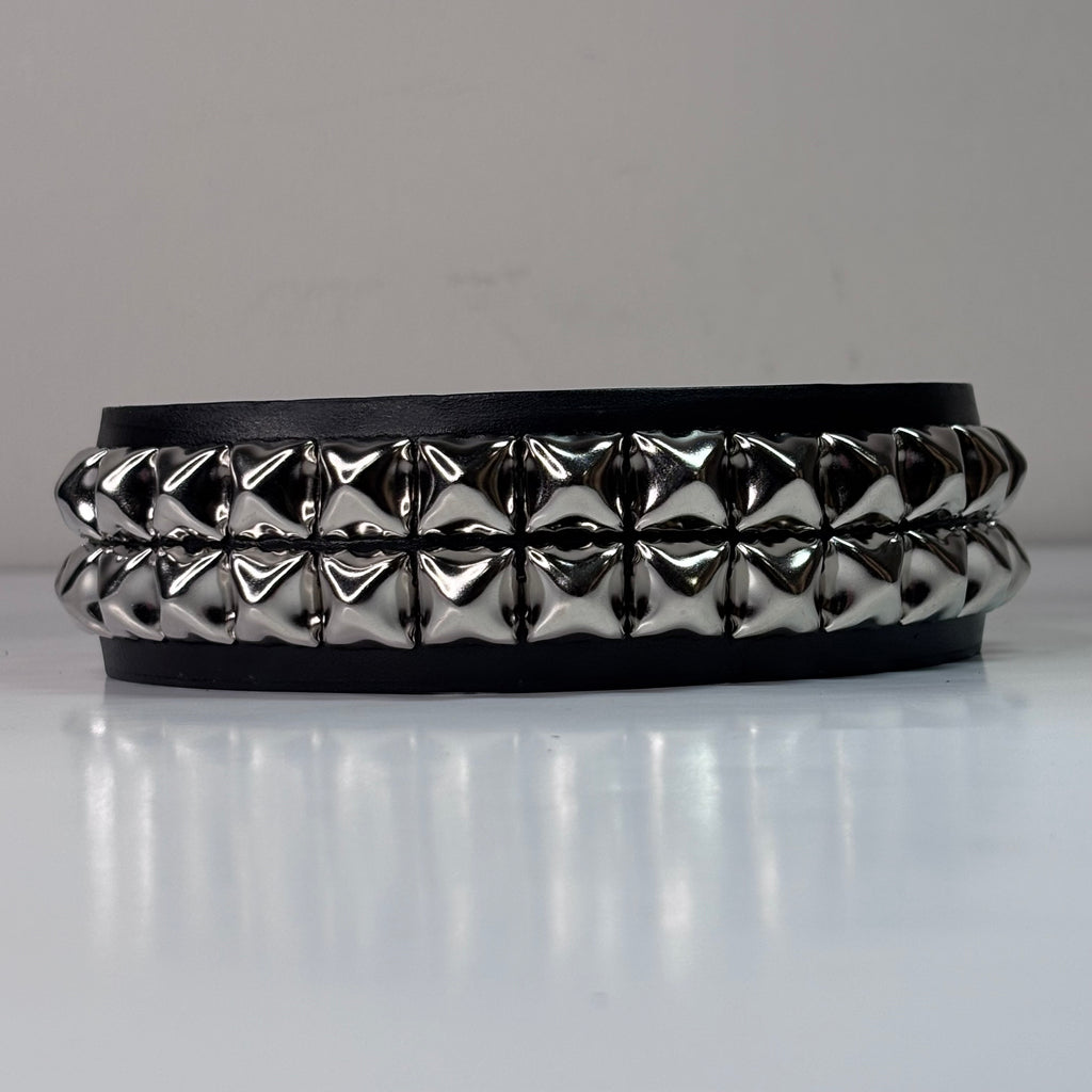 CLASSIC 2 ROW PYRAMID STUDDED CUFF