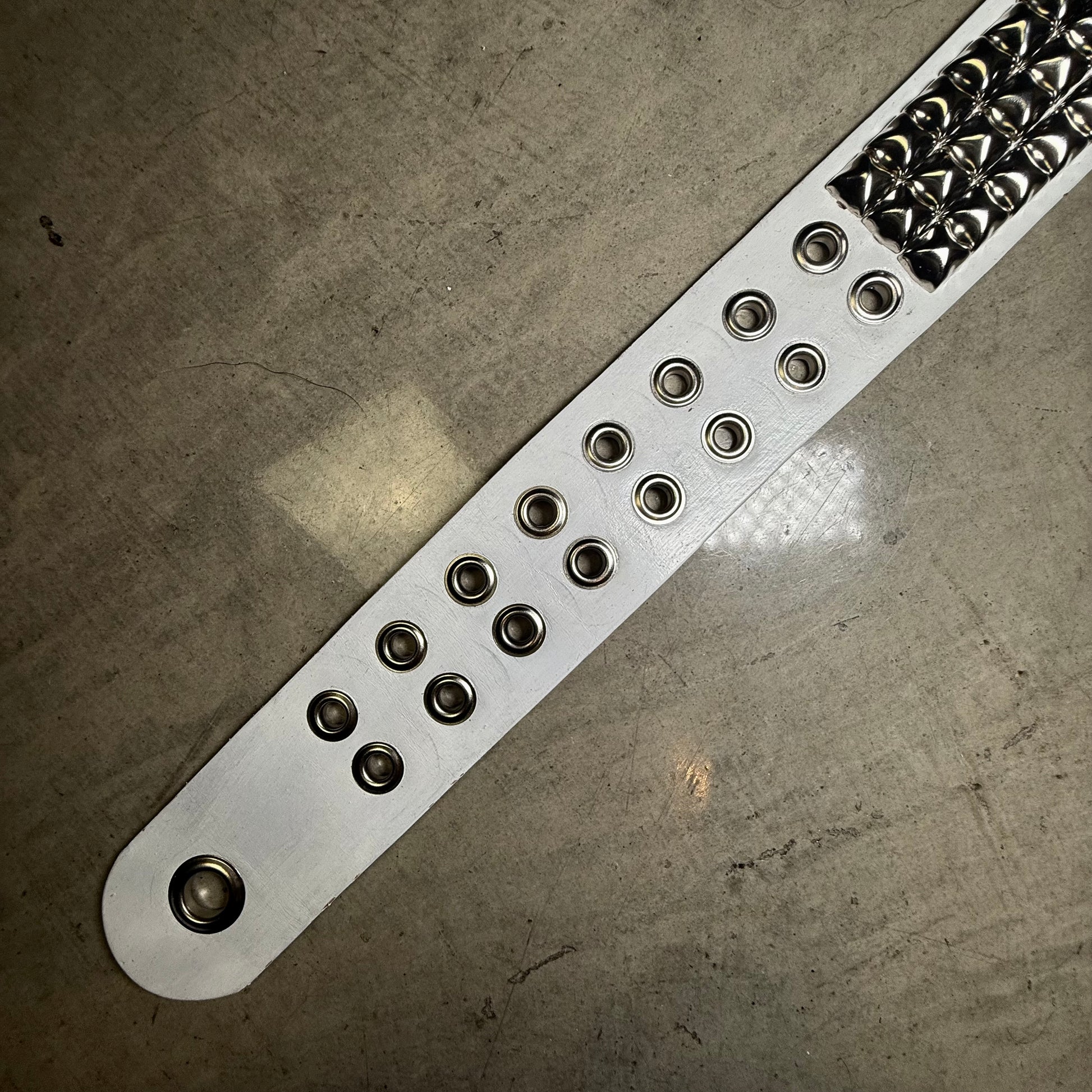 WHITE CHROME LIPSTAIN BELT