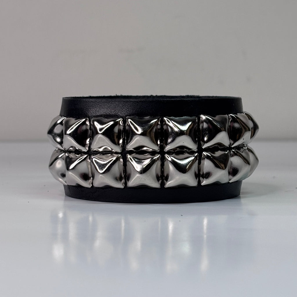 CLASSIC 2 ROW PYRAMID STUDDED CUFF