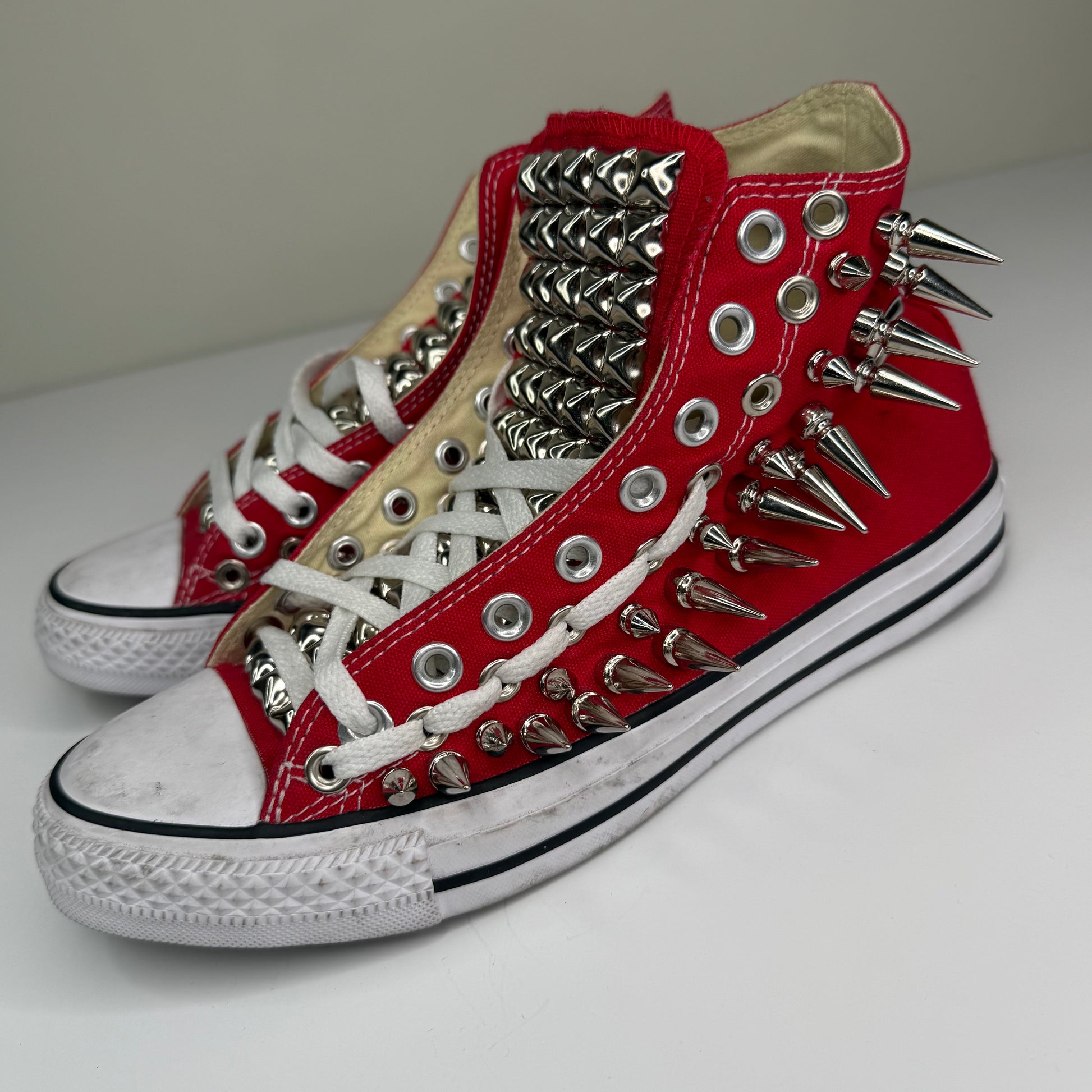 RED SPIKEY CONVERSE