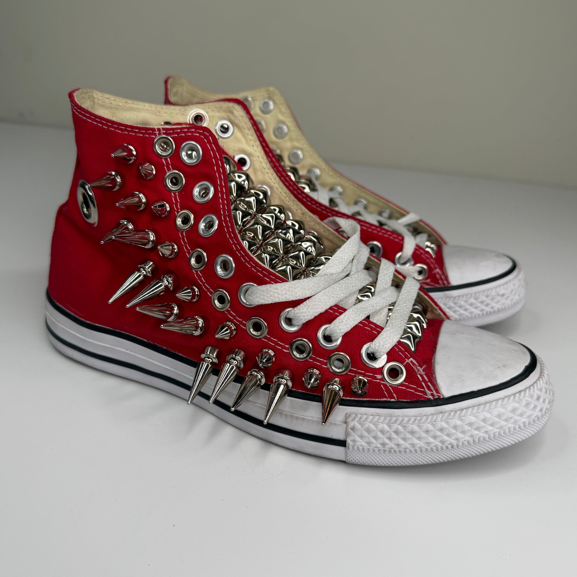 RED SPIKEY CONVERSE